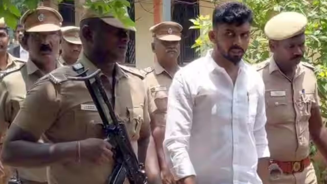 ಜೈಲು ಬೆಂಗಾವಲು ಪಡೆ ಮೇಲೆ ಬಾಂಬ್ ದಾಳಿ