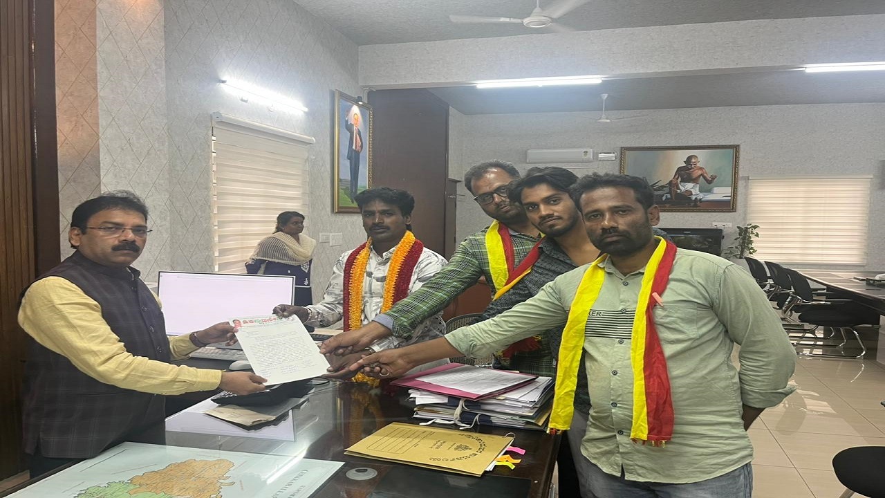 Chikkaballapur News: ನಗರದ ಪುಟ್‌ಪಾತ್‌ನಲ್ಲಿನ ಅಂಗಡಿಗಳ ತೆರವುಗೊಳಿಸಿ ಪಾದಚಾರಿಗಳಿಗೆ ಅನುಕೂಲ ಮಾಡಿಕೊಡಿ