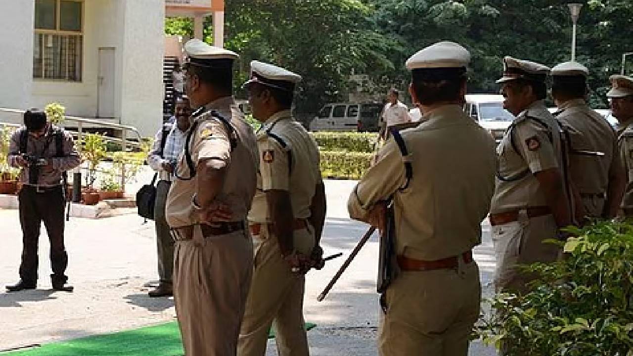 ಮಧ್ಯರಾತ್ರಿ ರೈಡ್, ದಕ್ಷಿಣ ಕನ್ನಡ ಎಸ್ಪಿಗೆ ಹೈಕೋರ್ಟ್ ನೋಟಿಸ್