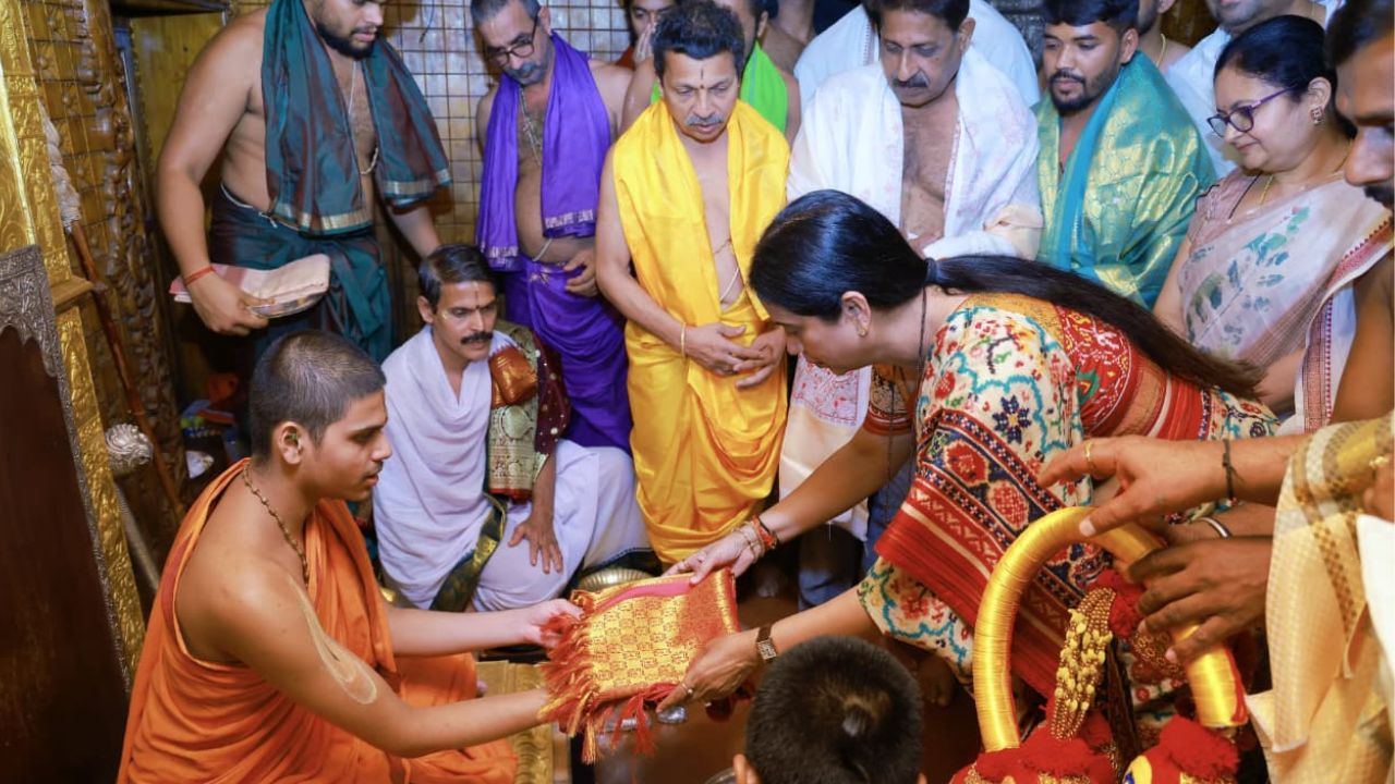 ಉಡುಪಿ ಕೃಷ್ಣ ಮಠಕ್ಕೆ ಲಕ್ಷ್ಮೀ ಹೆಬ್ಬಾಳಕರ್ ಭೇಟಿ