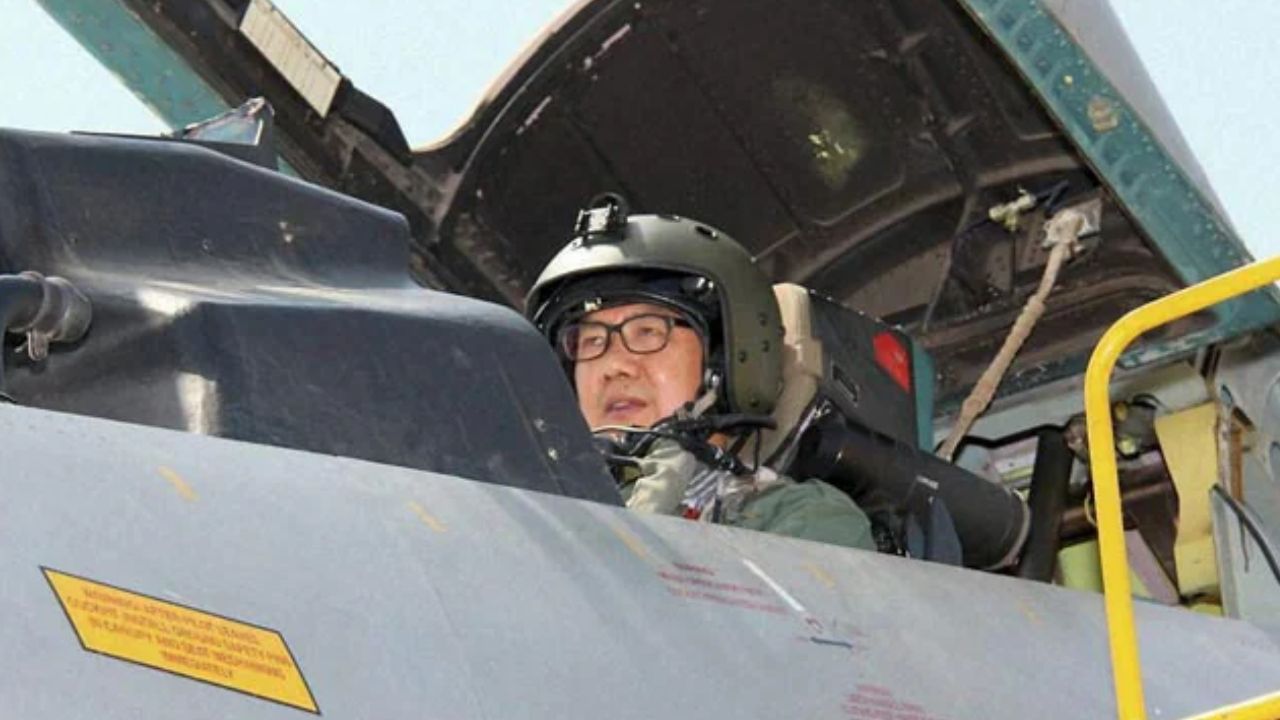 Fighter Jets: ಫೈಟರ್ ಜೆಟ್ಗಳಲ್ಲಿ ಹಾರಾಟ ನಡೆಸಿದ ಭಾರತೀಯ ನಾಯಕರು - Image 8
