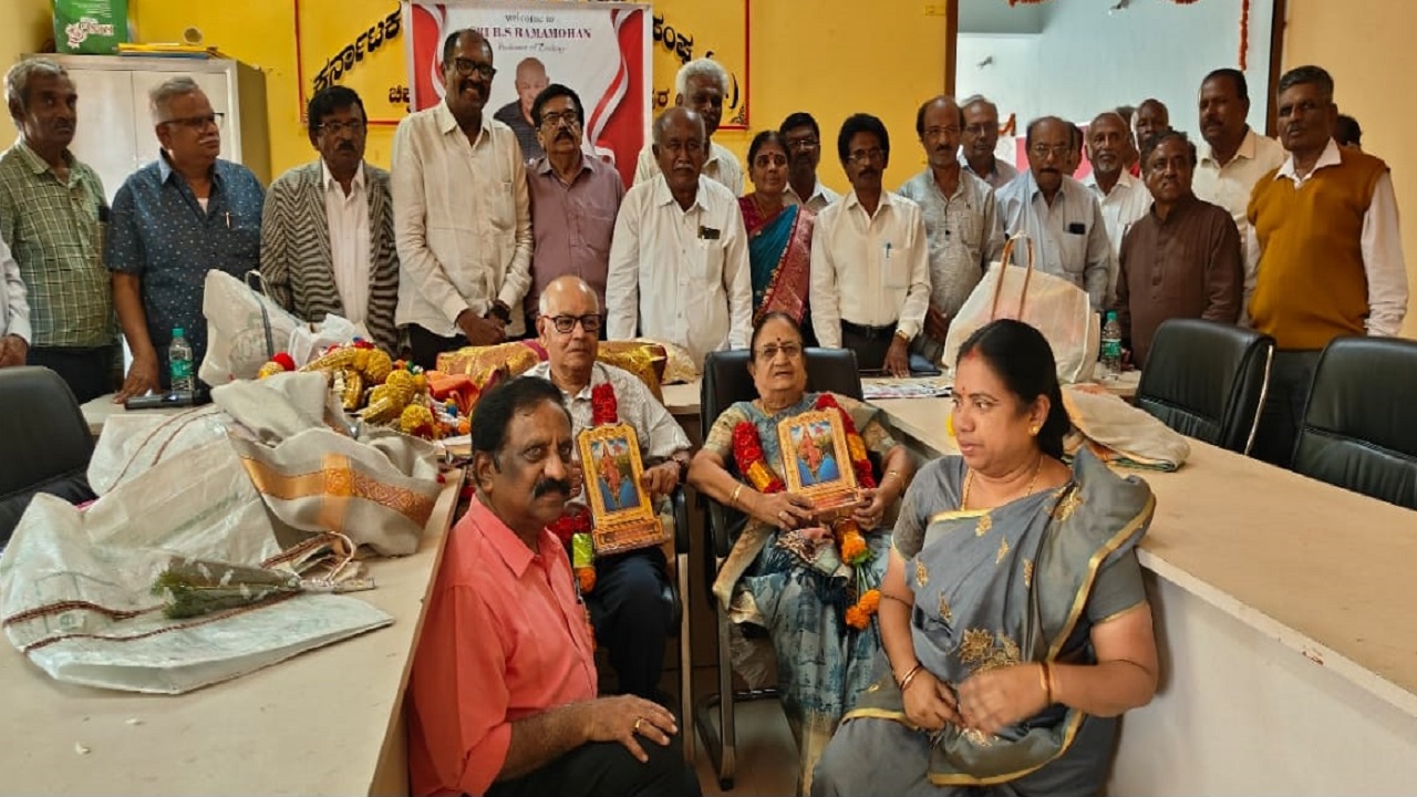 ಗುರುಗಳನ್ನು ವಿದ್ಯಾರ್ಥಿಗಳು ಜೀವಮಾನ ಪರ್ಯಂತ ಗೌರವದಿಂದ ಕಾಣಬೇಕು