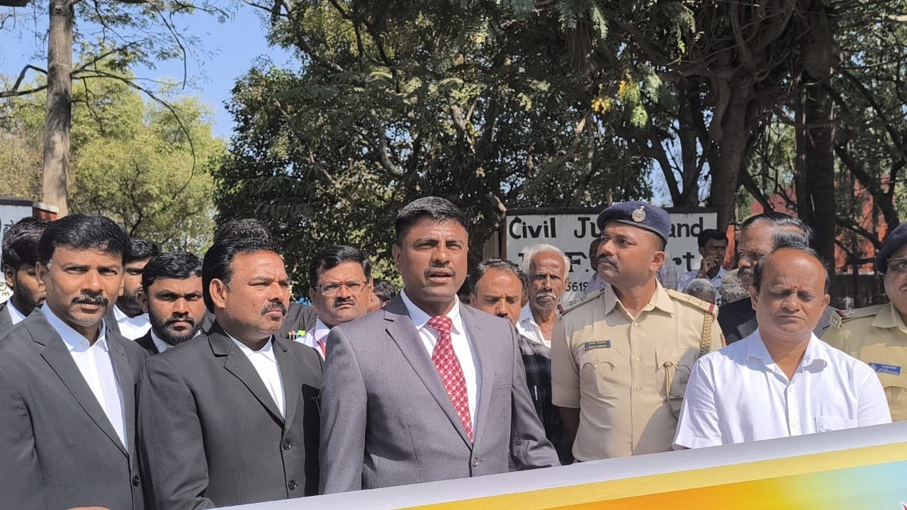 Bagepally News: ತಾಲ್ಲೂಕು ಕಾನೂನು ಸೇವೆಗಳ ಪ್ರಾಧಿಕಾರದ ವತಿಯಿಂದ ರಸ್ತೆ ಸುರಕ್ಷತಾ ಮಾಸದ ಬಗ್ಗೆ ಅರಿವು