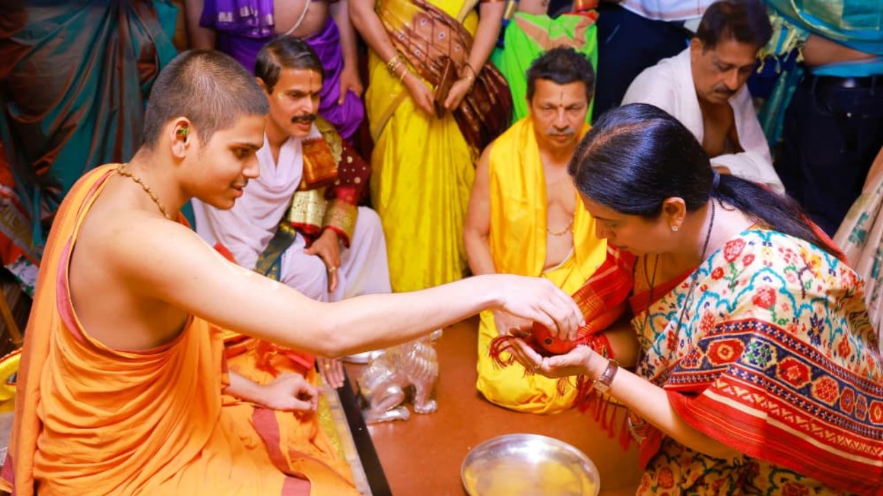 ಉಡುಪಿ ಕೃಷ್ಣನ ದರ್ಶನ ಪಡೆದ ಸಚಿವೆ ಲಕ್ಷ್ಮೀ ಹೆಬ್ಬಾಳಕರ್ - Image 3