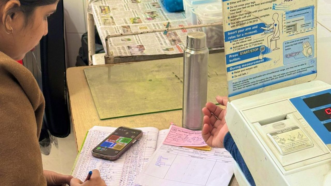 ರೋಗಿ ಪರದಾಡುತ್ತಿದ್ದರೂ ಲೂಡೋ ಆಡಿದ ಆಸ್ಪತ್ರೆ ಸಿಬ್ಬಂದಿ