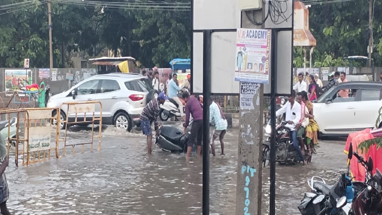 Chikkaballapur rain: ಬಾಗೇಪಲ್ಲಿ ಪಟ್ಟಣದಲ್ಲಿ ಭಾರಿ ಮಳೆ ಅವಾಂತರ ಜನಜೀವನ ಅಸ್ತವ್ಯಸ್ತ