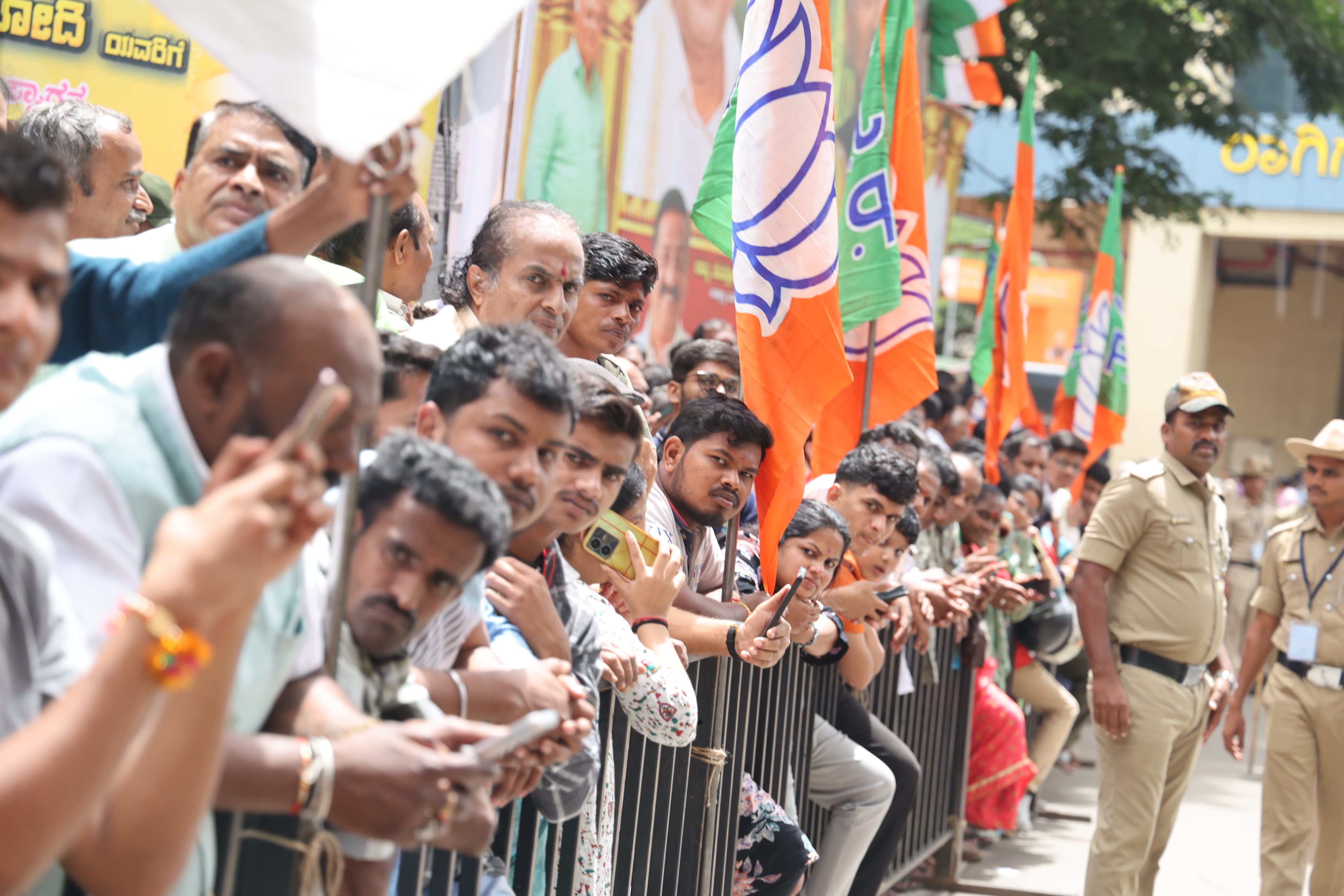 Vande Bharat Train: ವಂದೇ ಭಾರತ್ ರೈಲಿಗೆ ಪ್ರಧಾನಿ ಮೋದಿ ಚಾಲನೆ- ಸಿಎಂ ಸಿದ್ದರಾಮಯ್ಯ ಸಾಥ್; ಫೋಟೋಗಳು ಇಲ್ಲಿವೆ - Image 5