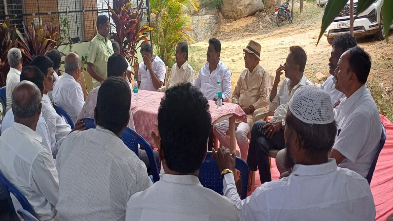 ಚಿಕ್ಕಬಳ್ಳಾಪುರ ಕಾಂಗ್ರೆಸ್‌ನಲ್ಲಿ ಭುಗಿಲೆದ್ದ ಭಿನ್ನಮತ : ಅತೃಪ್ತರ ಸಭೆ ಮೂಲಕ ಎಚ್ಚರಿಕೆ ಸಂದೇಶ ರವಾನೆ