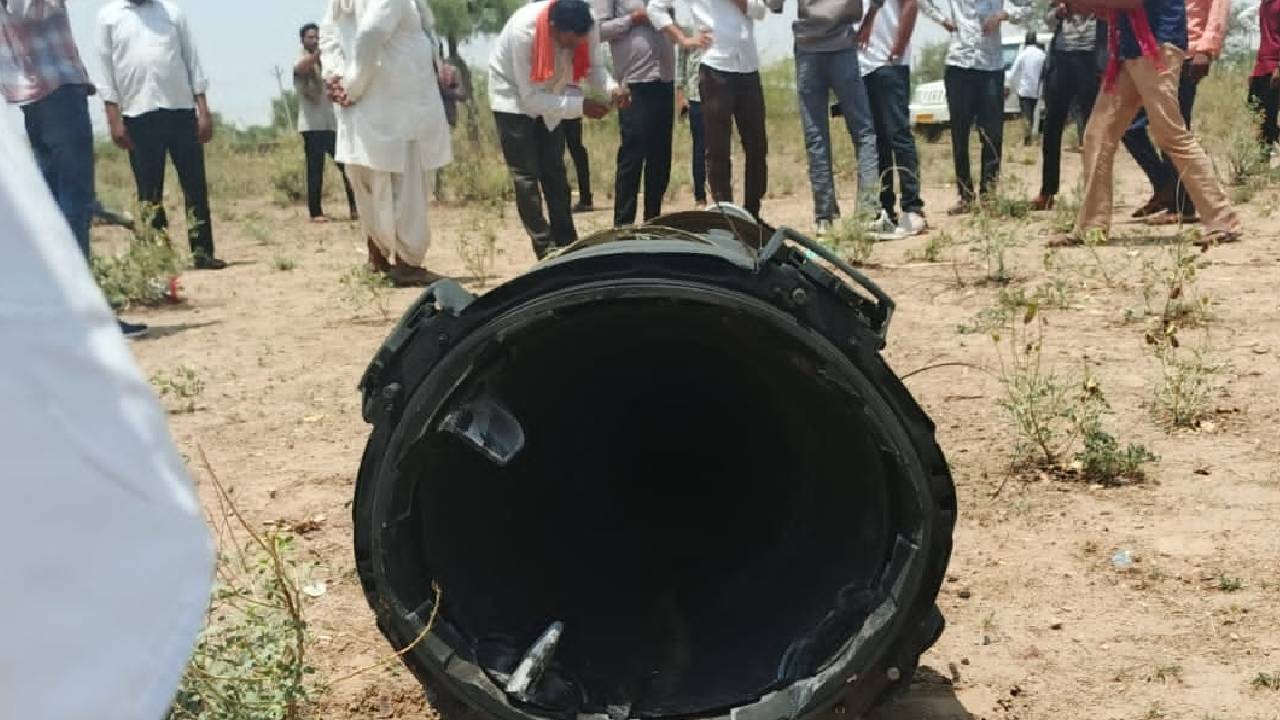 ಮನೆಯ ಮುಂದೆ ಬಿದ್ದ ಕ್ಷಿಪಣಿಯ ತುಂಡು; ನಾಗರಿಕರ ಮೇಲೆ ಪಾಕ್ ದಾಳಿ?