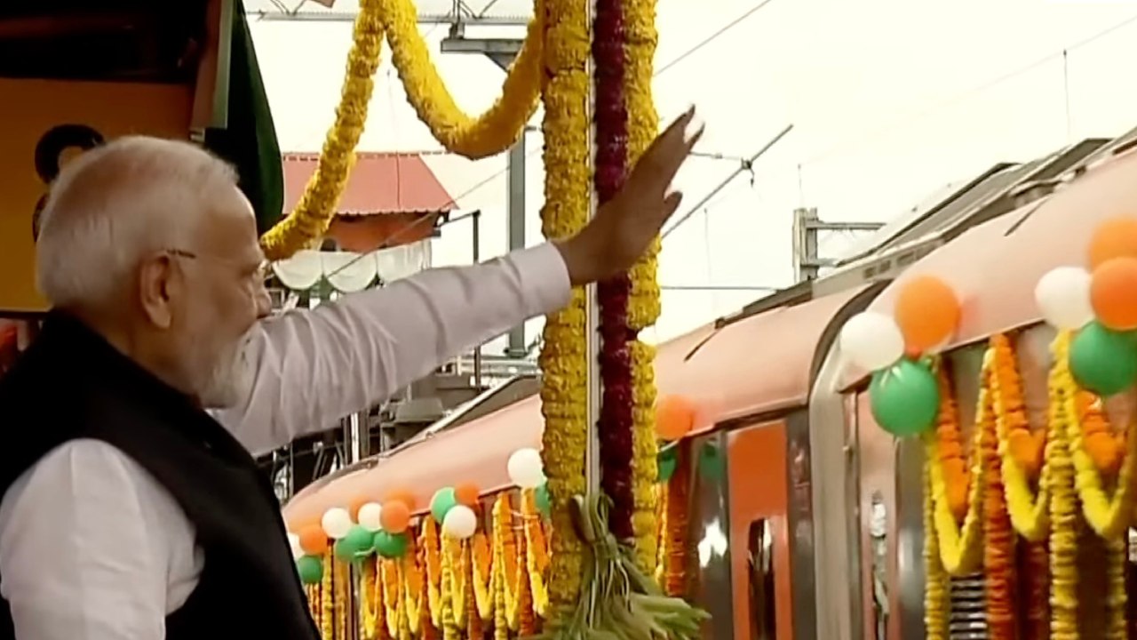 Vande Bharat Train: ವಂದೇ ಭಾರತ್ ರೈಲಿಗೆ ಪ್ರಧಾನಿ ಮೋದಿ ಚಾಲನೆ- ಸಿಎಂ ಸಿದ್ದರಾಮಯ್ಯ ಸಾಥ್; ಫೋಟೋಗಳು ಇಲ್ಲಿವೆ - Image 2
