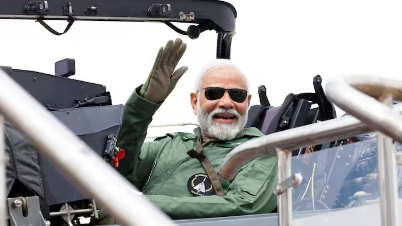 Fighter Jets: ಫೈಟರ್ ಜೆಟ್ಗಳಲ್ಲಿ ಹಾರಾಟ ನಡೆಸಿದ ಭಾರತೀಯ ನಾಯಕರು - Image 5