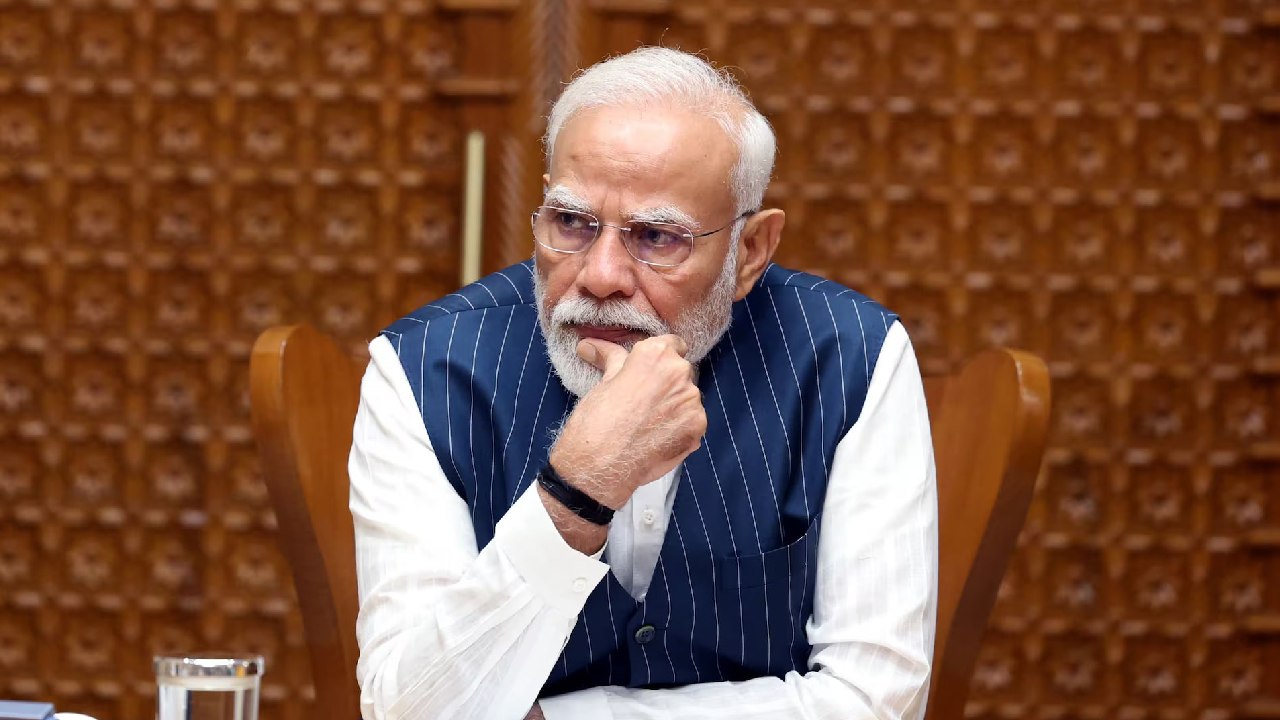 PM Narendra Modi: ಆಧಂಪುರ ಏರ್ಬೇಸ್ ಭೇಟಿಯಿಂದ ವೇವ್ಸ್ ಶೃಂಗಸಭೆವರೆಗೆ- ಪ್ರಧಾನಿಯ ಎಕ್ಸ್ಕ್ಲೂಸಿವ್ ಫೋಟೋಗಳು - Image 4