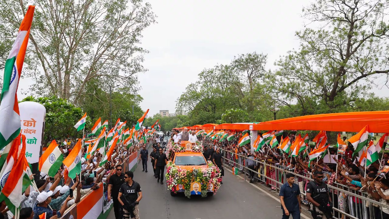 PM Narendra Modi: ಆಧಂಪುರ ಏರ್ಬೇಸ್ ಭೇಟಿಯಿಂದ ವೇವ್ಸ್ ಶೃಂಗಸಭೆವರೆಗೆ- ಪ್ರಧಾನಿಯ ಎಕ್ಸ್ಕ್ಲೂಸಿವ್ ಫೋಟೋಗಳು - Image 5