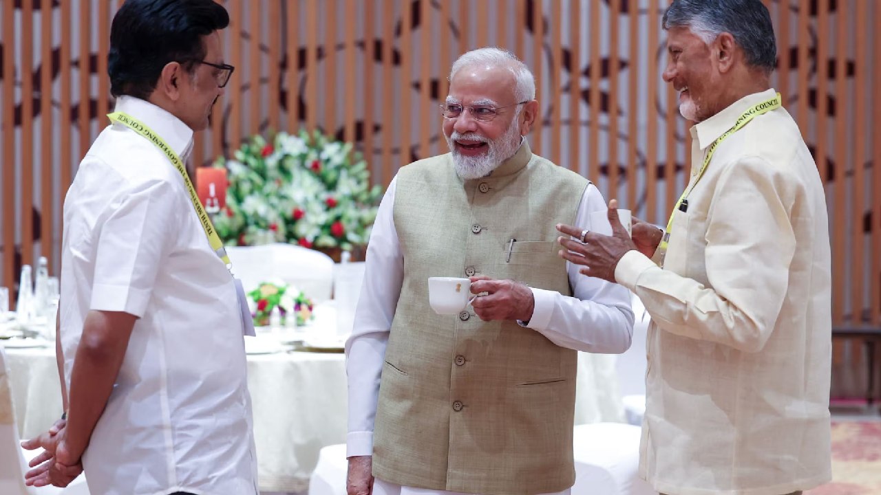 PM Narendra Modi: ಆಧಂಪುರ ಏರ್ಬೇಸ್ ಭೇಟಿಯಿಂದ ವೇವ್ಸ್ ಶೃಂಗಸಭೆವರೆಗೆ- ಪ್ರಧಾನಿಯ ಎಕ್ಸ್ಕ್ಲೂಸಿವ್ ಫೋಟೋಗಳು - Image 6