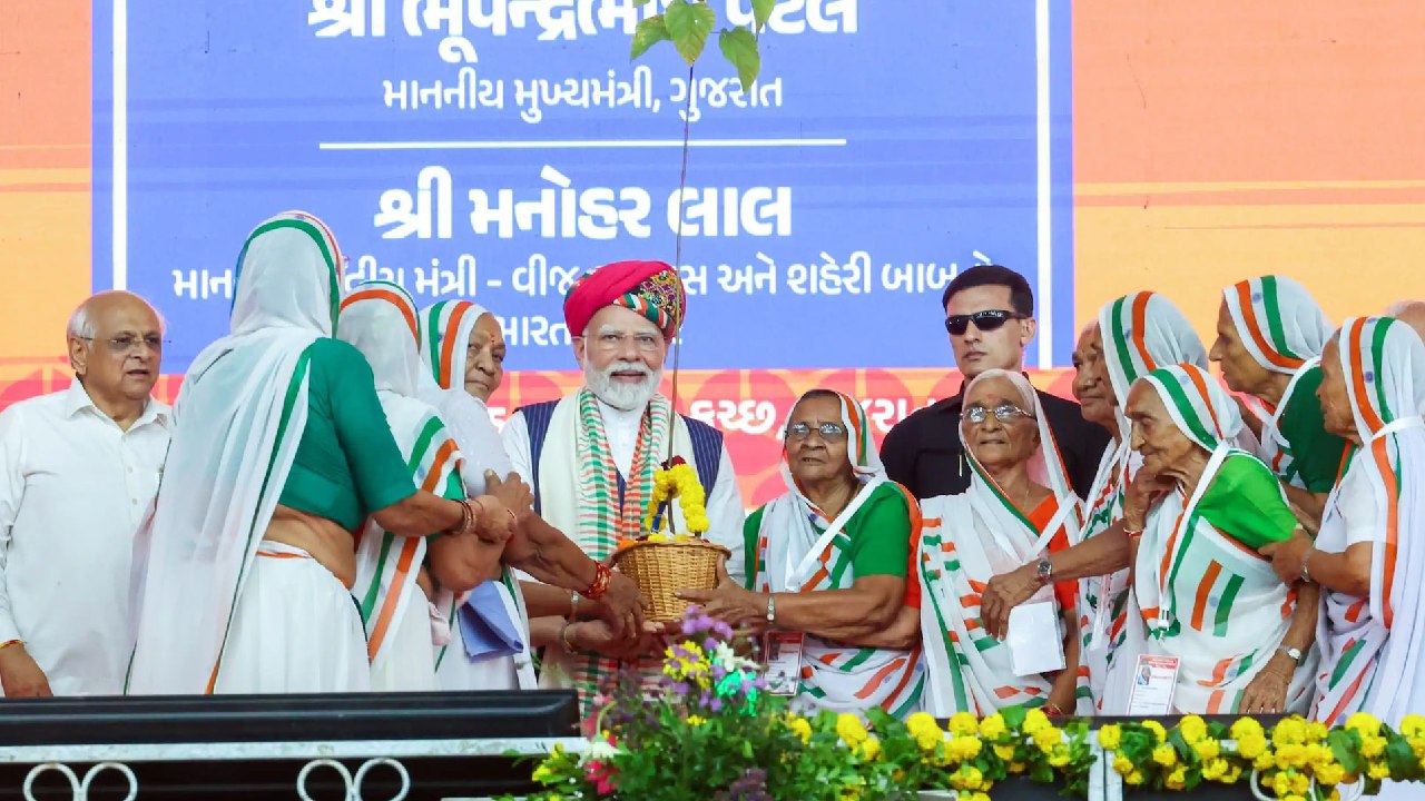 PM Narendra Modi: ಆಧಂಪುರ ಏರ್ಬೇಸ್ ಭೇಟಿಯಿಂದ ವೇವ್ಸ್ ಶೃಂಗಸಭೆವರೆಗೆ- ಪ್ರಧಾನಿಯ ಎಕ್ಸ್ಕ್ಲೂಸಿವ್ ಫೋಟೋಗಳು - Image 8