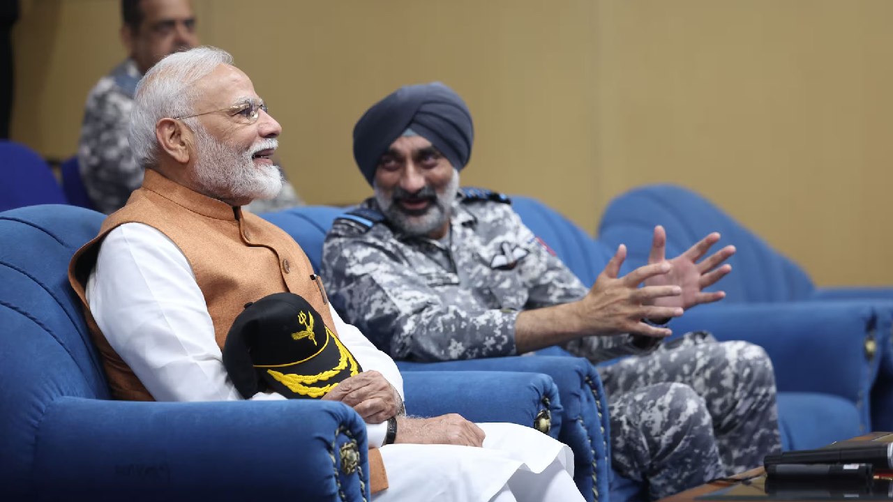 PM Narendra Modi: ಆಧಂಪುರ ಏರ್ಬೇಸ್ ಭೇಟಿಯಿಂದ ವೇವ್ಸ್ ಶೃಂಗಸಭೆವರೆಗೆ- ಪ್ರಧಾನಿಯ ಎಕ್ಸ್ಕ್ಲೂಸಿವ್ ಫೋಟೋಗಳು - Image 9