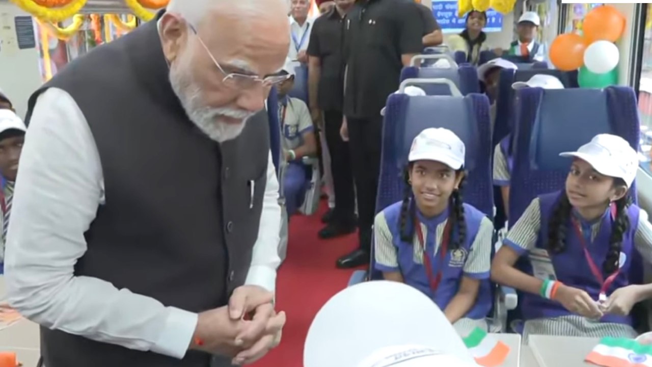 Vande Bharat Train: ವಂದೇ ಭಾರತ್ ರೈಲಿಗೆ ಪ್ರಧಾನಿ ಮೋದಿ ಚಾಲನೆ- ಸಿಎಂ ಸಿದ್ದರಾಮಯ್ಯ ಸಾಥ್; ಫೋಟೋಗಳು ಇಲ್ಲಿವೆ - Image 4