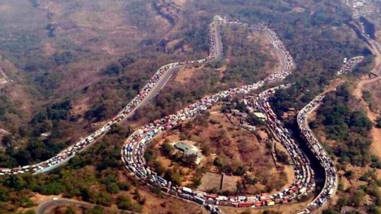 32 ಗಂಟೆಗಳ ಕಾಲದ ಬಳಿಕ ತೆರವಾದ  ಮುಂಬೈ-ಪುಣೆ ಎಕ್ಸ್‌ಪ್ರೆಸ್‌ವೇ