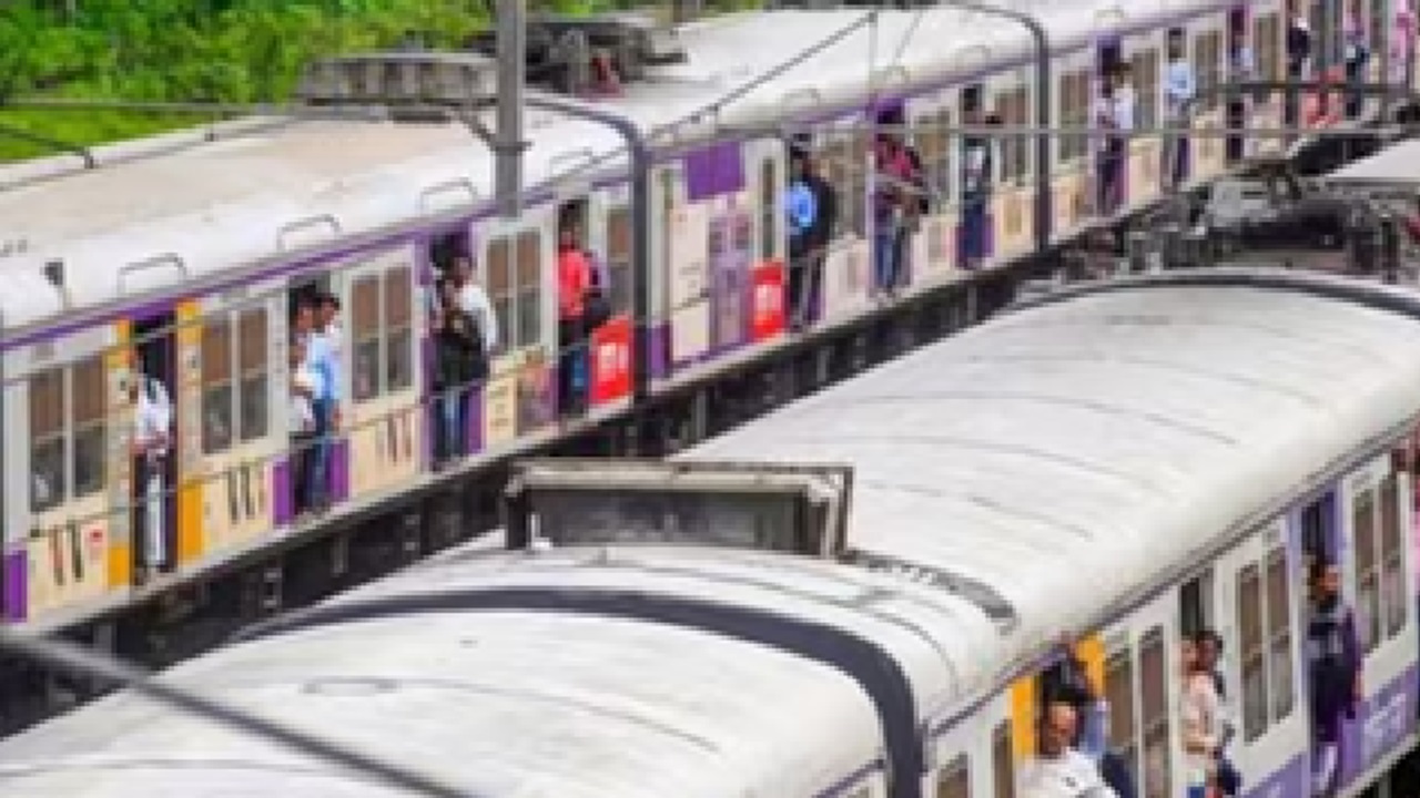 ಲೋಕಲ್ ರೈಲಿಗೆ ಹತ್ತಲು ಮಹಿಳೆಯರ ನೂಕುನುಗ್ಗಲು- ವಿಡಿಯೊ ನೋಡಿ