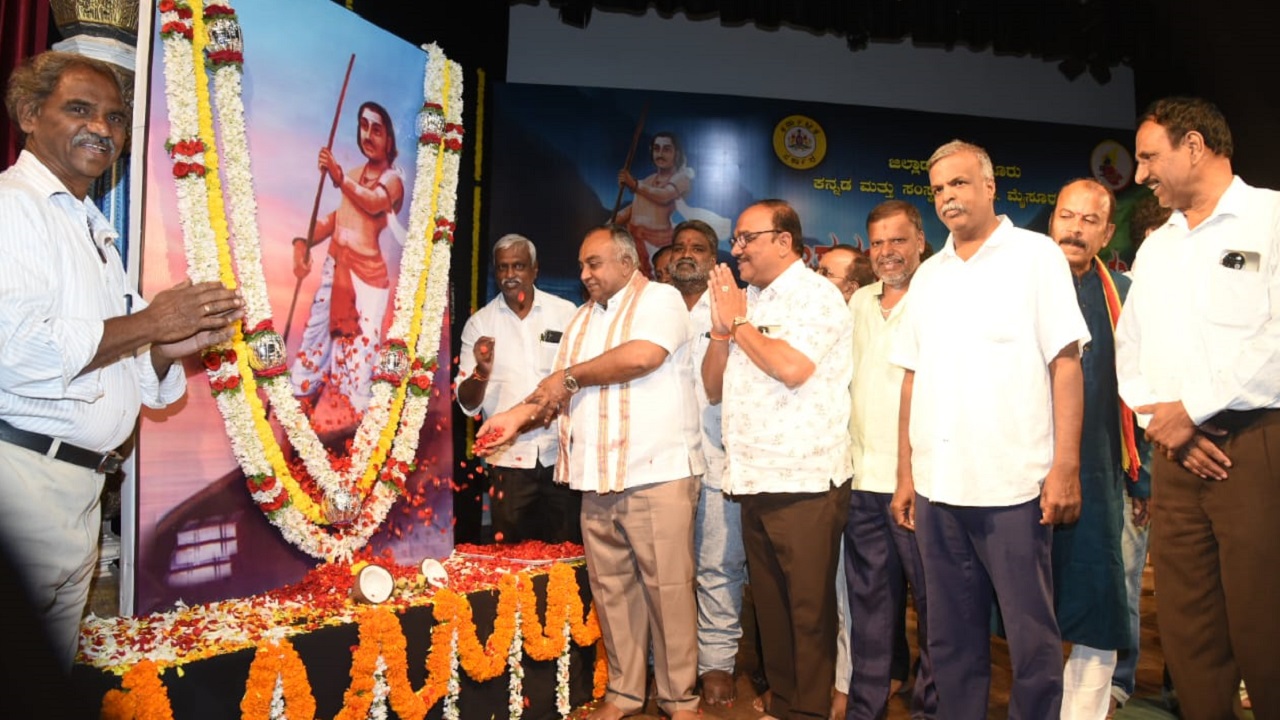 Mysore News: ಮನುಷ್ಯರ ನಡುವೆ ಇದ್ದ ತಾರತಮ್ಯ ತೊಡೆದು ಹಾಕಿ ತಮ್ಮ ವಚನಗಳ ಮೂಲಕ ಬೆಳಕನ್ನು ಚೆಲ್ಲಿದವರು ಅಂಬಿಗರ ಚೌಡಯ್ಯ: ಟಿ.ಎಸ್. ಶ್ರೀ ವತ್ಸ