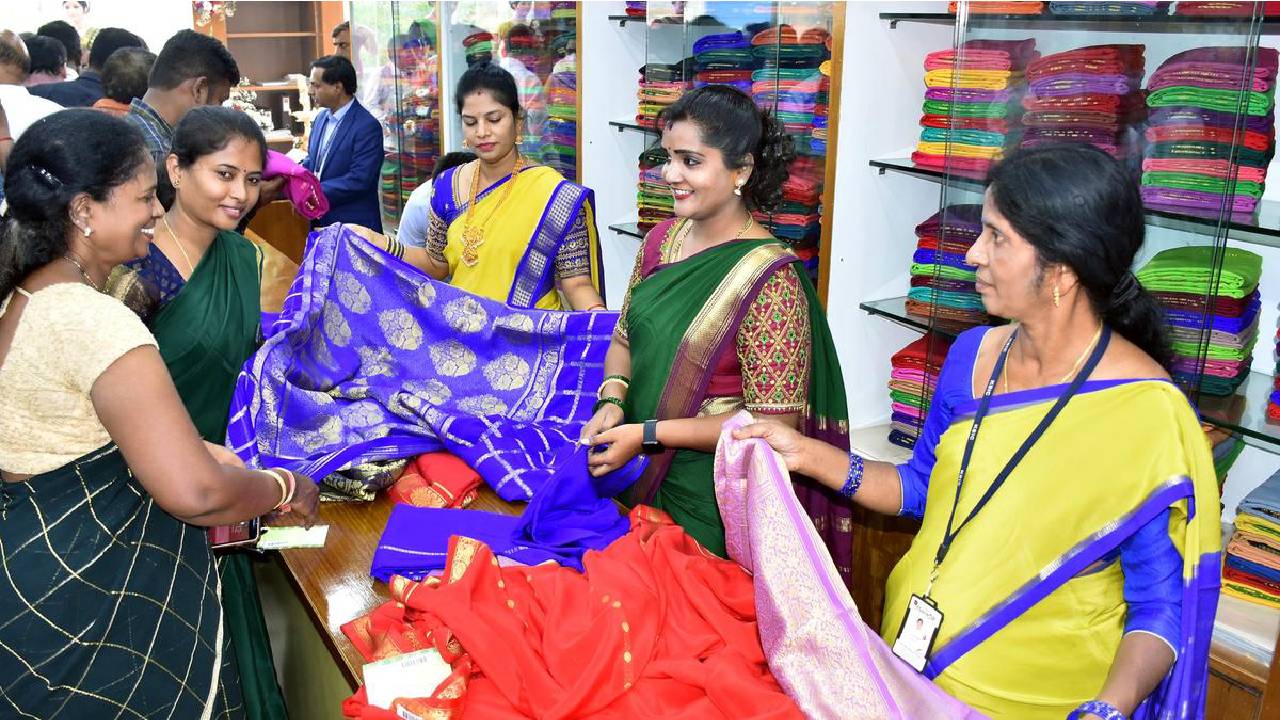 Mysore silk saree: ಮೈಸೂರು ರೇಷ್ಮೆ ಸೀರೆಗಳಿಗೆ ಭಾರಿ ಡಿಮ್ಯಾಂಡ್‌, ಆನ್‌ಲೈನ್‌ ಮಾರಾಟಕ್ಕೆ ಬ್ರೇಕ್‌