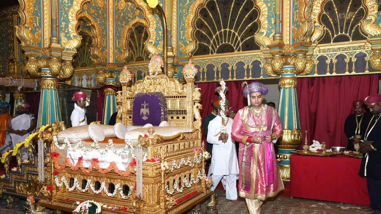 ಖಾಸಗಿ ದರ್ಬಾರ್‌, 11ನೇ ಬಾರಿ ಸಿಂಹಾಸನ ಅಲಂಕರಿಸಿದ ಯದುವೀರ ಒಡೆಯರ್