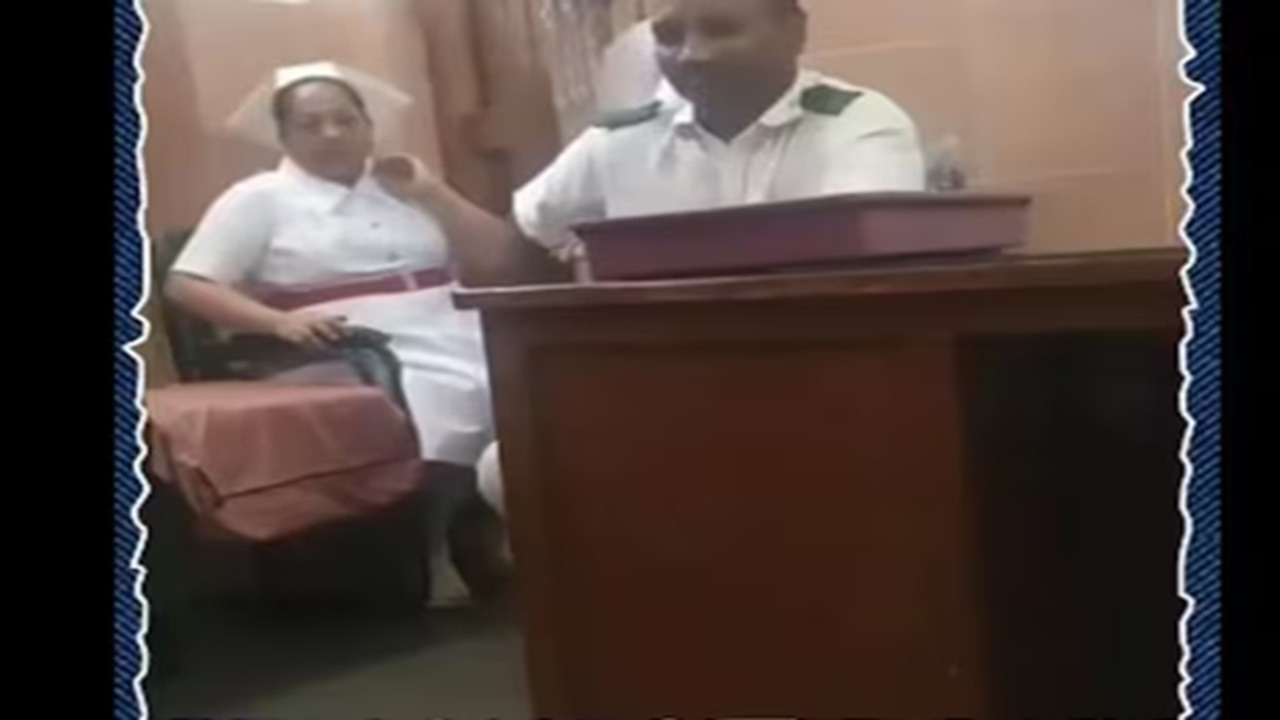 ಬಾಳಾ ಠಾಕ್ರೆ ತಂದೆಯ ಪುಸ್ತಕವನ್ನು ಎಸೆದ ದಾದಿಯರು ಎಸೆದ ನರ್ಸ್‌ಗಳು