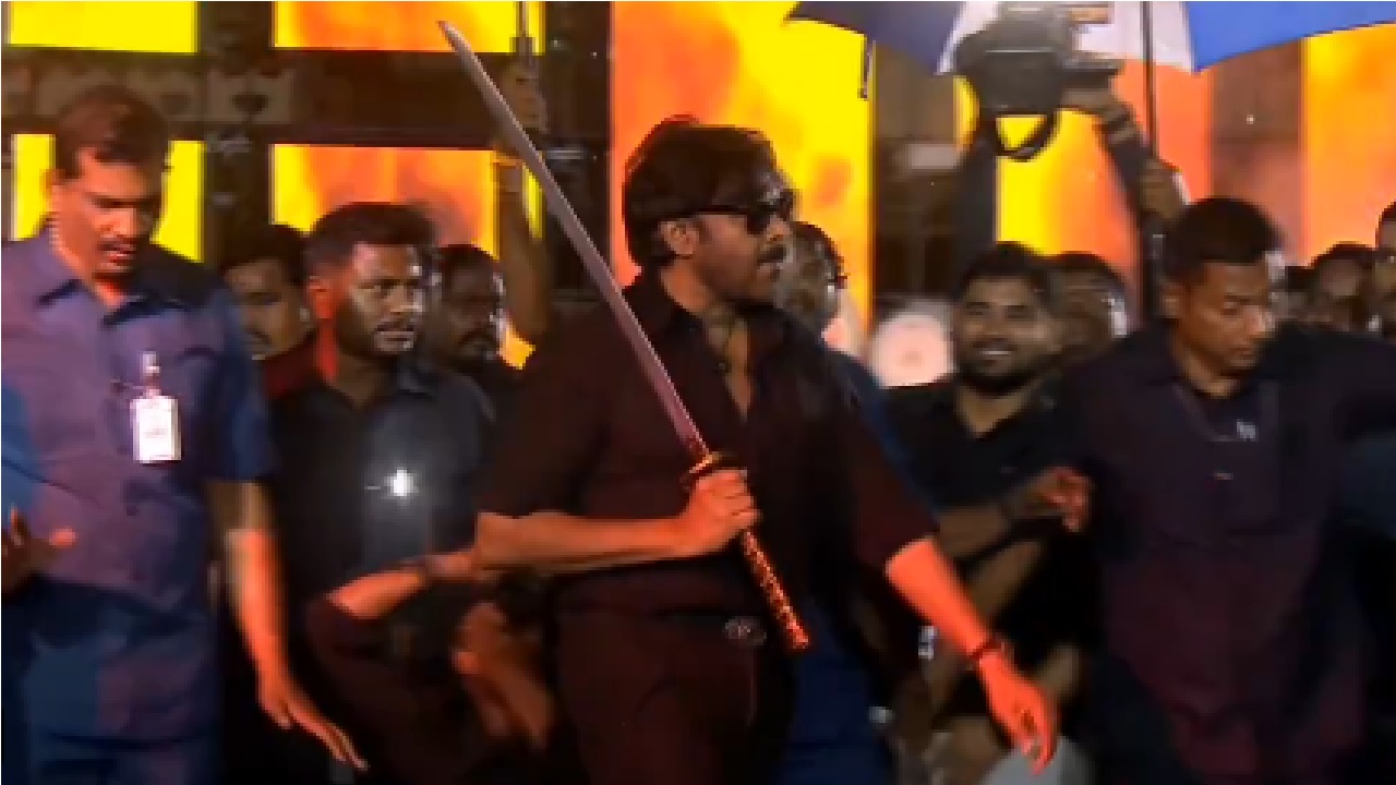 ವೇದಿಕೆಯಲ್ಲಿ ಖಡ್ಗ ಬೀಸಿದ ಪವನ್ ಕಲ್ಯಾಣ್- ಬಾಡಿಗಾರ್ಡ್ ಜಸ್ಟ್ ಮಿಸ್!