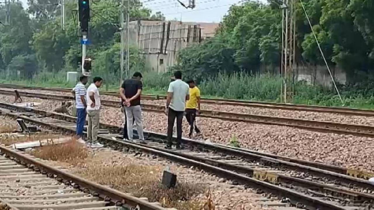 ರೈಲಿನಲ್ಲಿ ಸಾಮೂಹಿಕ ಅತ್ಯಾಚಾರ ಮಾಡಿ ಹಳಿಗೆ ಎಸೆದ ಪಾಪಿಗಳು