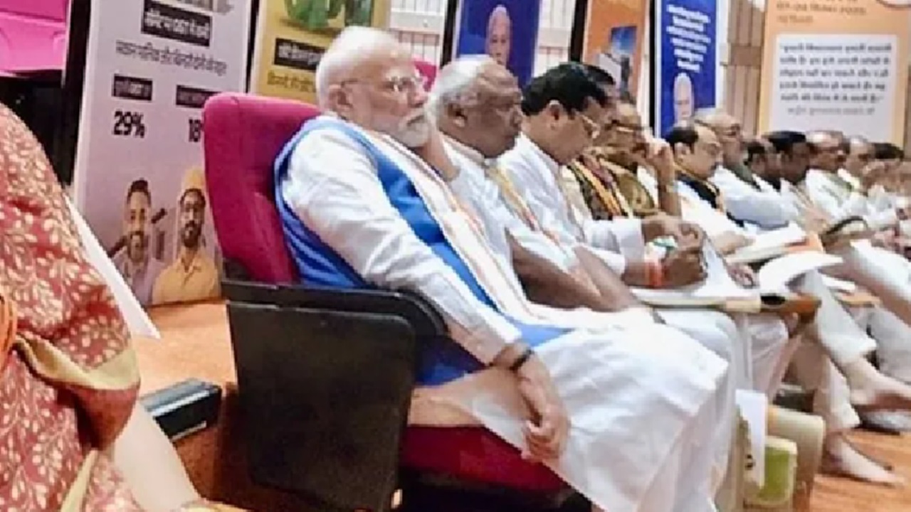 ಬಿಜೆಪಿ ಸಂಸದರೊಂದಿಗೆ ಕೊನೆಯ ಸಾಲಿನಲ್ಲಿ ಕುಳಿತ ಪ್ರಧಾನಿ ಮೋದಿ