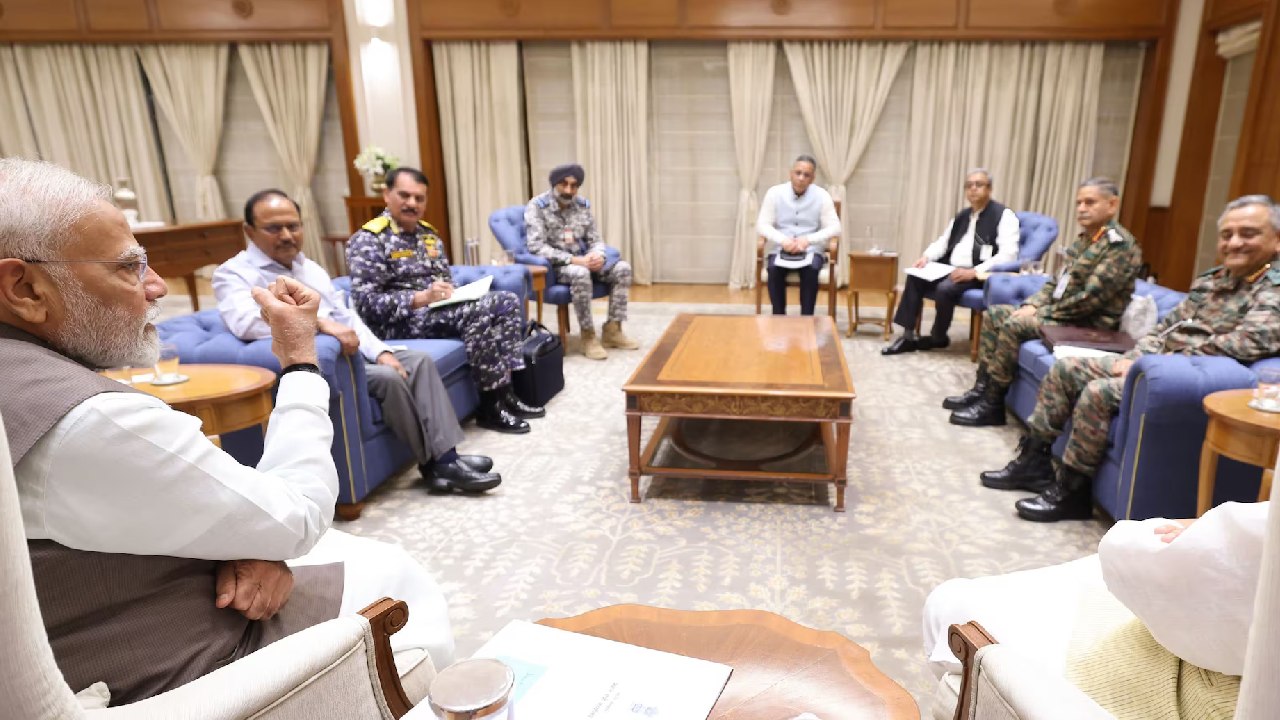 PM Narendra Modi: ಆಧಂಪುರ ಏರ್ಬೇಸ್ ಭೇಟಿಯಿಂದ ವೇವ್ಸ್ ಶೃಂಗಸಭೆವರೆಗೆ- ಪ್ರಧಾನಿಯ ಎಕ್ಸ್ಕ್ಲೂಸಿವ್ ಫೋಟೋಗಳು - Image 2