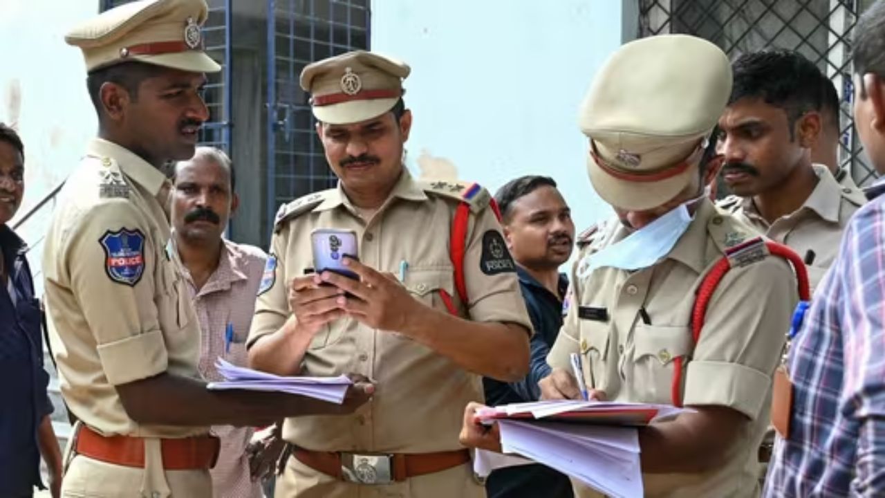 ಕುಡಿದು ವಾಹನ ಚಲಾಯಿಸುತ್ತಿದ್ದಾಗ ಸಿಕ್ಕಿಬಿದ್ದ ಆಟೋರಿಕ್ಷಾ ಚಾಲಕ; ಸತ್ತ ಹಾವು ಹಿಡಿದು ಪೊಲೀಸರಿಗೆ ಬೆದರಿಕೆ, ವಿಡಿಯೊ ವೈರಲ್