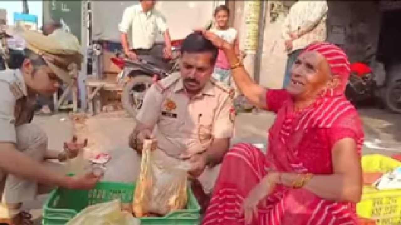 ಅಜ್ಜಿಯ ಮನೆ ಬೆಳಗಲು ಈ ಪೊಲೀಸ್ ಅಧಿಕಾರಿ ಮಾಡಿದ್ದೇನು ಗೊತ್ತಾ?