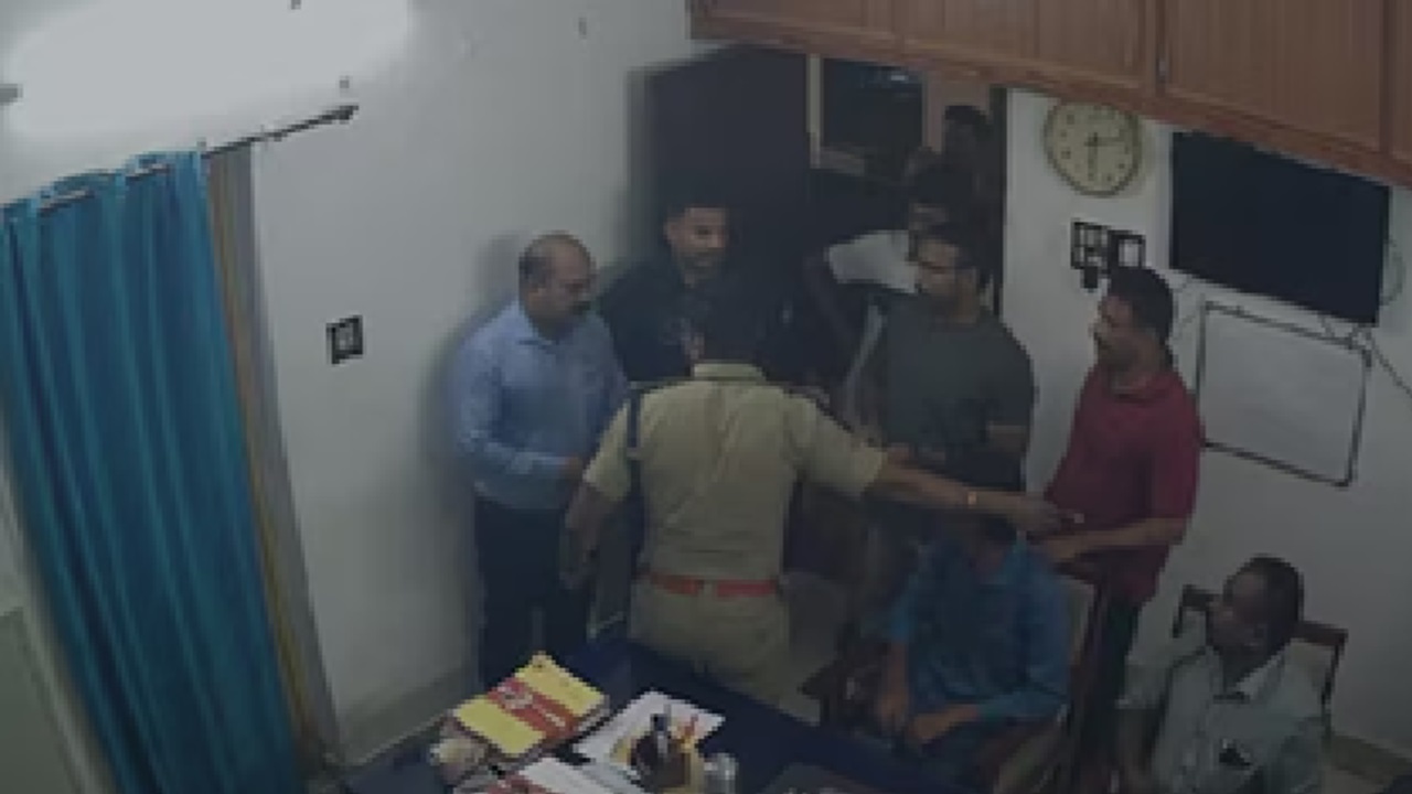 ರೆಸ್ಟೋರೆಂಟ್ ಉದ್ಯೋಗಿಗಳ ಮೇಲೆ ಠಾಣೆಯಲ್ಲಿ ಹಲ್ಲೆ ನಡೆಸಿದ ಪೊಲೀಸರು