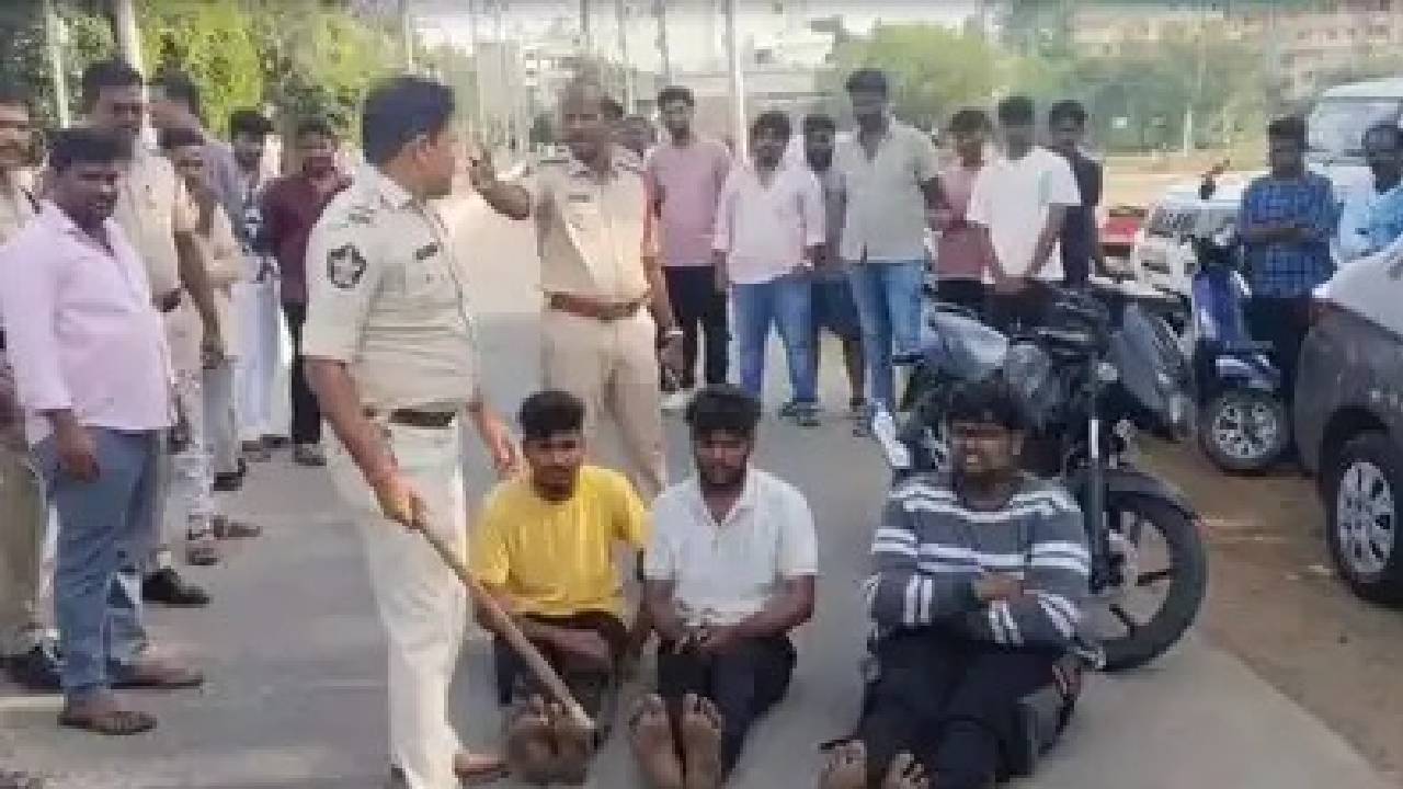 ನಡುರಸ್ತೆಯಲ್ಲಿ ಯುವಕರಿಗೆ ಥಳಿಸಿದ ಪೊಲೀಸರು; ವಿಡಿಯೊ ನೋಡಿ!