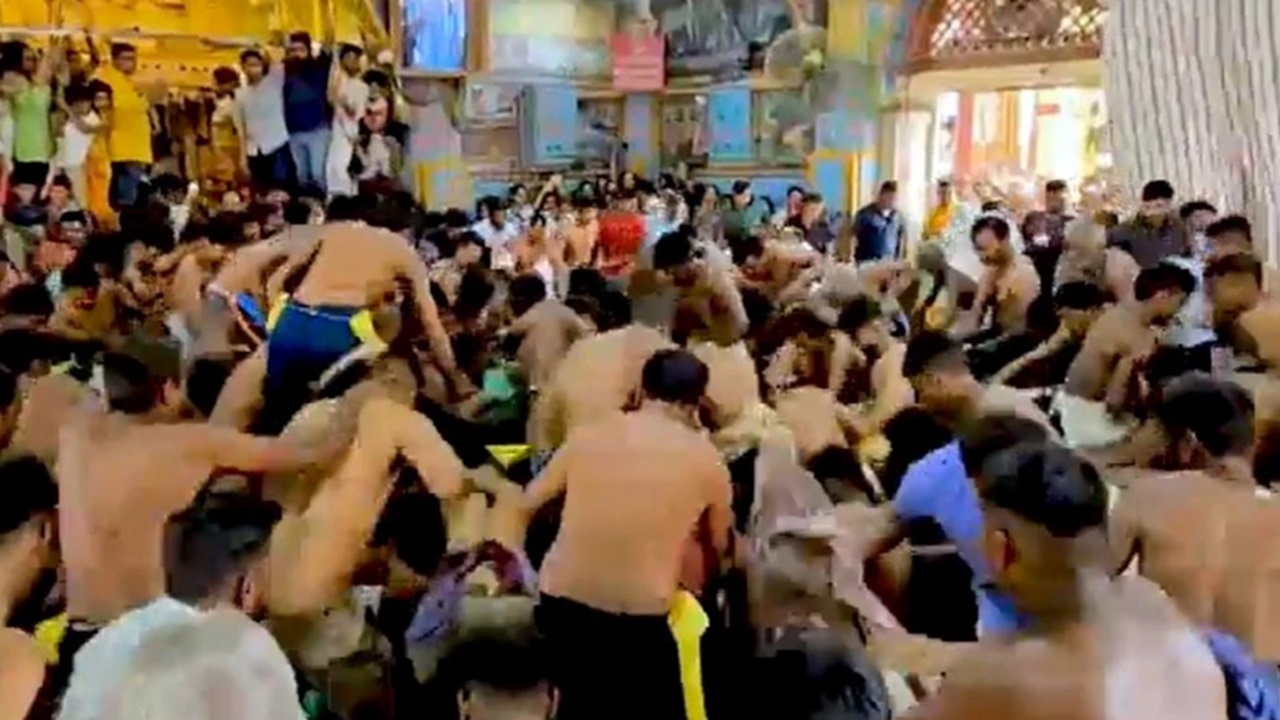 ಪೊಲೀಸರ ಎದುರೇ 3,000 ಕೆಜಿ ಪ್ರಸಾದ ಲೂಟಿ-ವಿಡಿಯೊ ನೋಡಿ