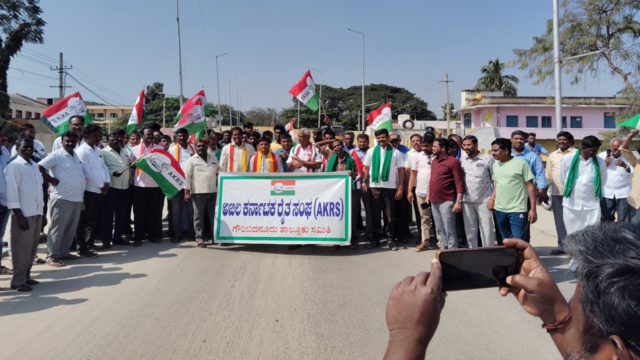 Gauribidanur News: ರಸ್ತೆ ಅಗಲೀಕರಣಕ್ಕೆ ಆಗ್ರಹಿಸಿ ಪ್ರತಿಭಟನೆ