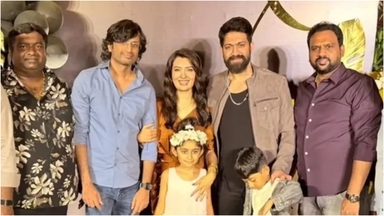 Photos: ʻಸ್ಯಾಂಡಲ್‌ವುಡ್‌ ಸಿಂಡ್ರೆಲಾʼ ರಾಧಿಕಾ ಪಂಡಿತ್ ಬರ್ತ್‌ಡೇ ಸಂಭ್ರಮ; ಪತ್ನಿಗಾಗಿ ಯಶ್ ಆಯೋಜಿಸಿದ್ದ ಪಾರ್ಟಿ ಹೇಗಿತ್ತು ನೋಡಿ - Image 1