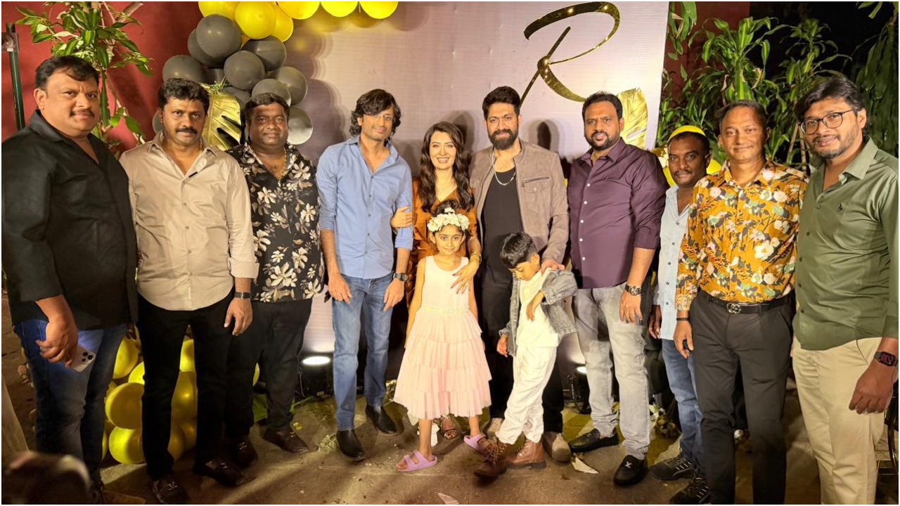 Photos: ʻಸ್ಯಾಂಡಲ್‌ವುಡ್‌ ಸಿಂಡ್ರೆಲಾʼ ರಾಧಿಕಾ ಪಂಡಿತ್ ಬರ್ತ್‌ಡೇ ಸಂಭ್ರಮ; ಪತ್ನಿಗಾಗಿ ಯಶ್ ಆಯೋಜಿಸಿದ್ದ ಪಾರ್ಟಿ ಹೇಗಿತ್ತು ನೋಡಿ - Image 3