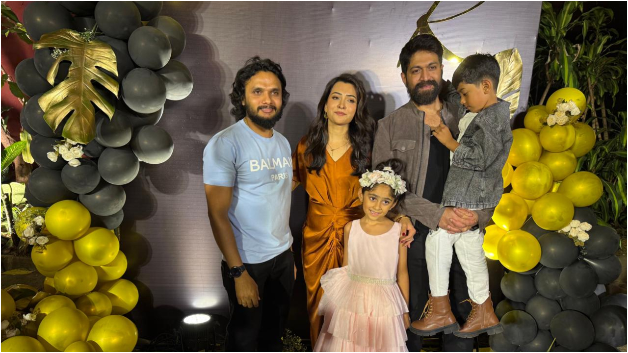 Photos: ʻಸ್ಯಾಂಡಲ್‌ವುಡ್‌ ಸಿಂಡ್ರೆಲಾʼ ರಾಧಿಕಾ ಪಂಡಿತ್ ಬರ್ತ್‌ಡೇ ಸಂಭ್ರಮ; ಪತ್ನಿಗಾಗಿ ಯಶ್ ಆಯೋಜಿಸಿದ್ದ ಪಾರ್ಟಿ ಹೇಗಿತ್ತು ನೋಡಿ - Image 5