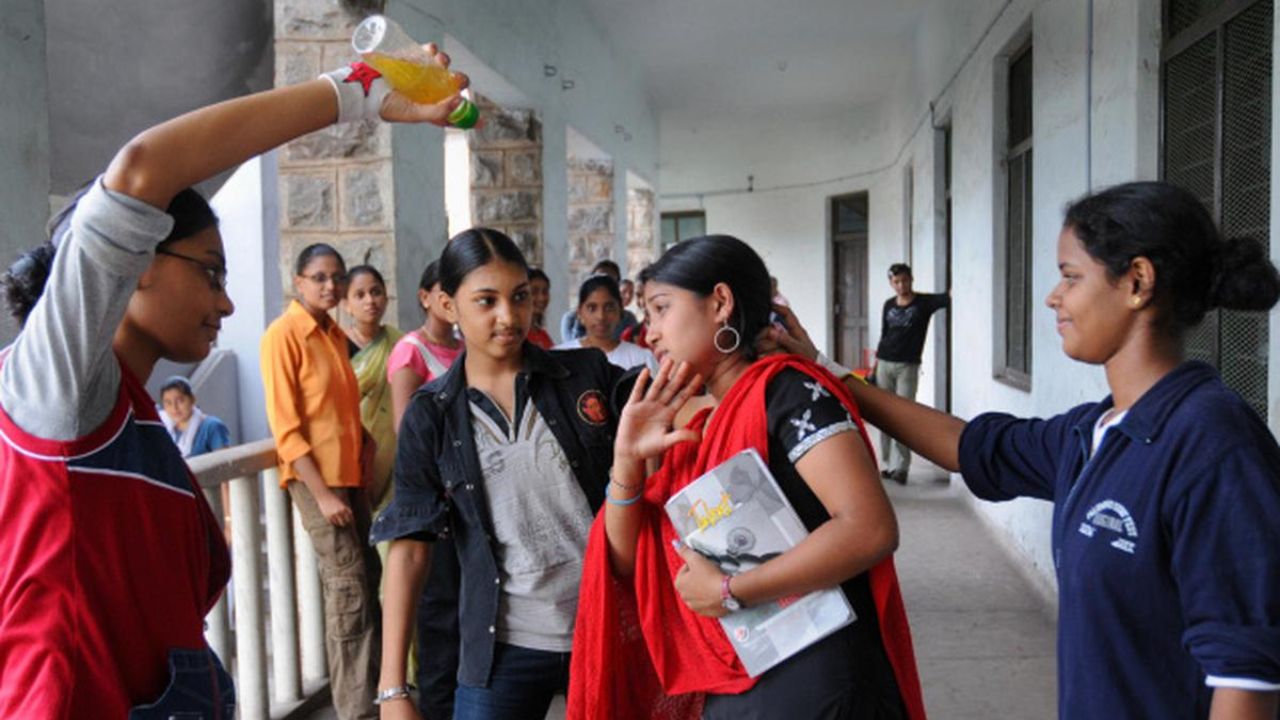 ಹಿರಿಯ ವಿದ್ಯಾರ್ಥಿನಿಯರ ರ‍್ಯಾಗಿಂಗ್‍ಗೆ ಬಲಿಯಾದ ಯುವತಿ