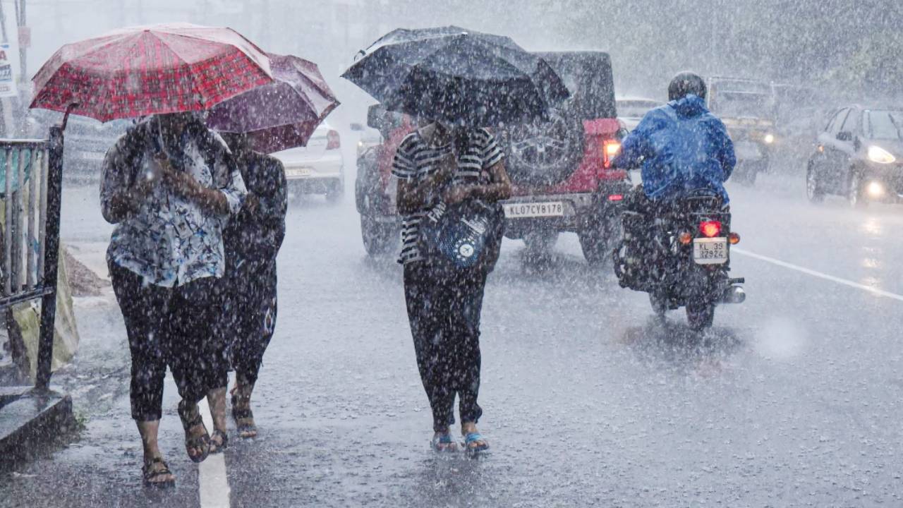 Karnataka Weather: ನಾಳೆ ಬೆಂಗಳೂರು, ಮೈಸೂರು ಸೇರಿ ಈ ಜಿಲ್ಲೆಗಳಲ್ಲಿ ಅಬ್ಬರಿಸಲಿದೆ ಗುಡುಗು ಸಹಿತ ಮಳೆ!
