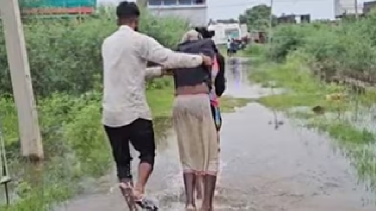 ಮೃತದೇಹವನ್ನು ಬೆನ್ನಿನ ಮೇಲೆ ಹೊತ್ತುಸಾಗಿದ ಜನ