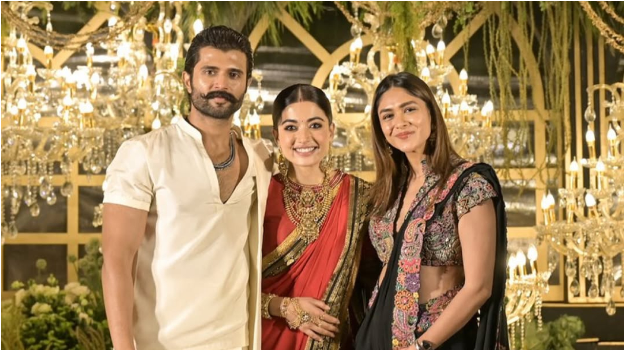 Photos: ರಶ್ಮಿಕಾ-ವಿಜಯ್ ದೇವರಕೊಂಡ ವೆಡ್ಡಿಂಗ್ ರಿಸೆಪ್ಷನ್; ಹೈದರಾಬಾದ್‌ನಲ್ಲಿ ನಡೆದ ಈ ಕಲರ್‌ಫುಲ್‌ ಸಮಾರಂಭಕ್ಕೆ ಯಾರೆಲ್ಲಾ ಬಂದಿದ್ರು? - Image 17