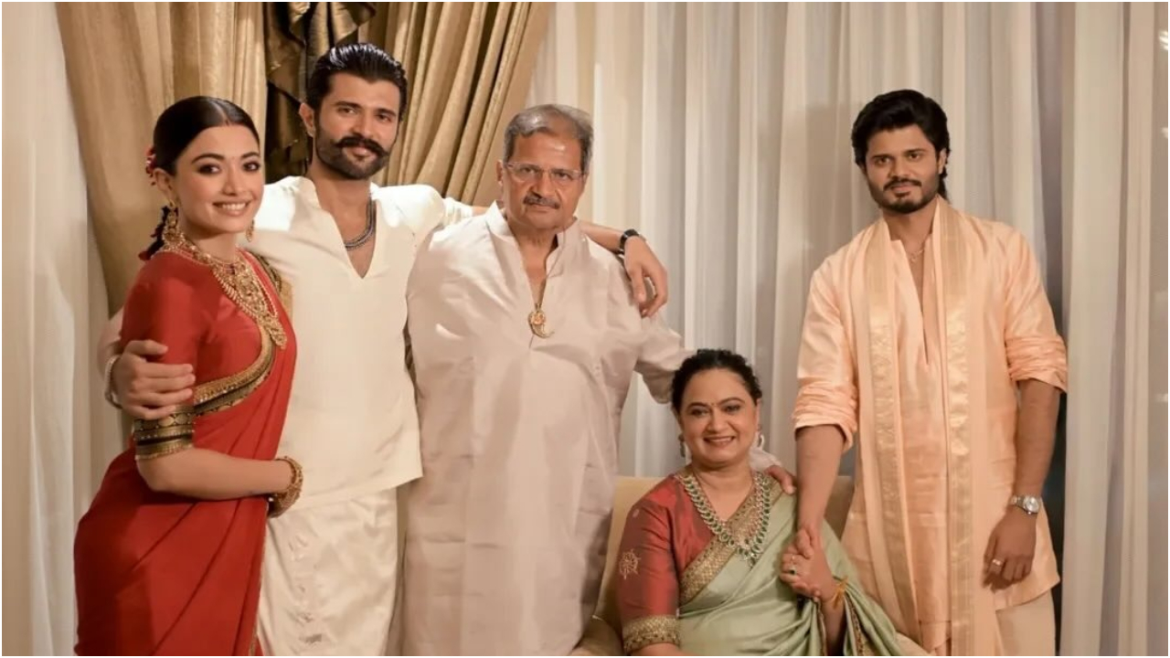 Photos: ರಶ್ಮಿಕಾ-ವಿಜಯ್ ದೇವರಕೊಂಡ ವೆಡ್ಡಿಂಗ್ ರಿಸೆಪ್ಷನ್; ಹೈದರಾಬಾದ್‌ನಲ್ಲಿ ನಡೆದ ಈ ಕಲರ್‌ಫುಲ್‌ ಸಮಾರಂಭಕ್ಕೆ ಯಾರೆಲ್ಲಾ ಬಂದಿದ್ರು? - Image 23