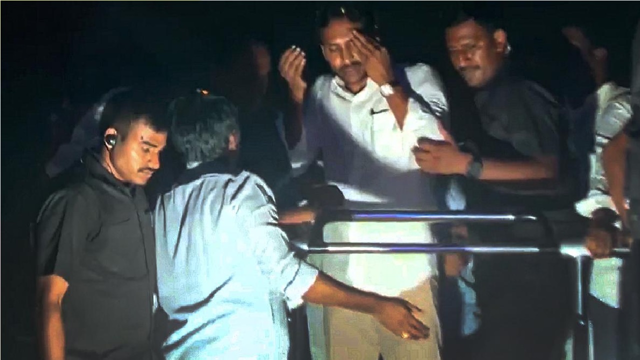 Public Attack On CM: ರೇಖಾ ಗುಪ್ತಾ ಒಬ್ಬರೇ ಅಲ್ಲ ಸಾರ್ವಜನಿಕ ದಾಳಿಗೆ ಒಳಗಾದ ಮುಖ್ಯಮಂತ್ರಿಗಳು ಇವರು - Image 6