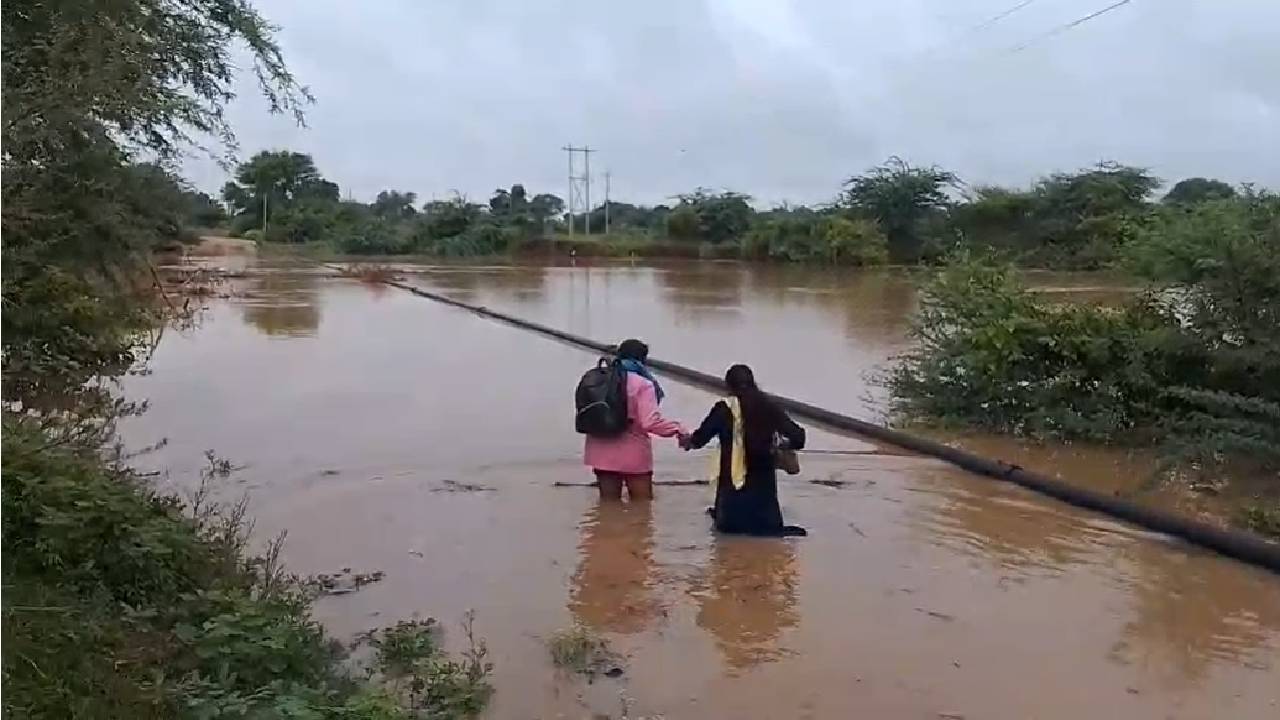 Viral News: ಉಕ್ಕಿ ಹರಿಯುವ ನದಿ ದಾಟಿ ಹೋಗಿ ಪರೀಕ್ಷೆ ಬರೆದ ಯುವತಿ, ವಿಡಿಯೋ ವೈರಲ್