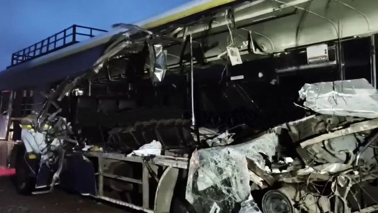 Road Accident: ಬೆಂಗಳೂರು ಬಳಿ ಸಾರಿಗೆ ಬಸ್-‌ ಲಾರಿ ಅಪಘಾತ, ನಾಲ್ವರ ಸಾವು