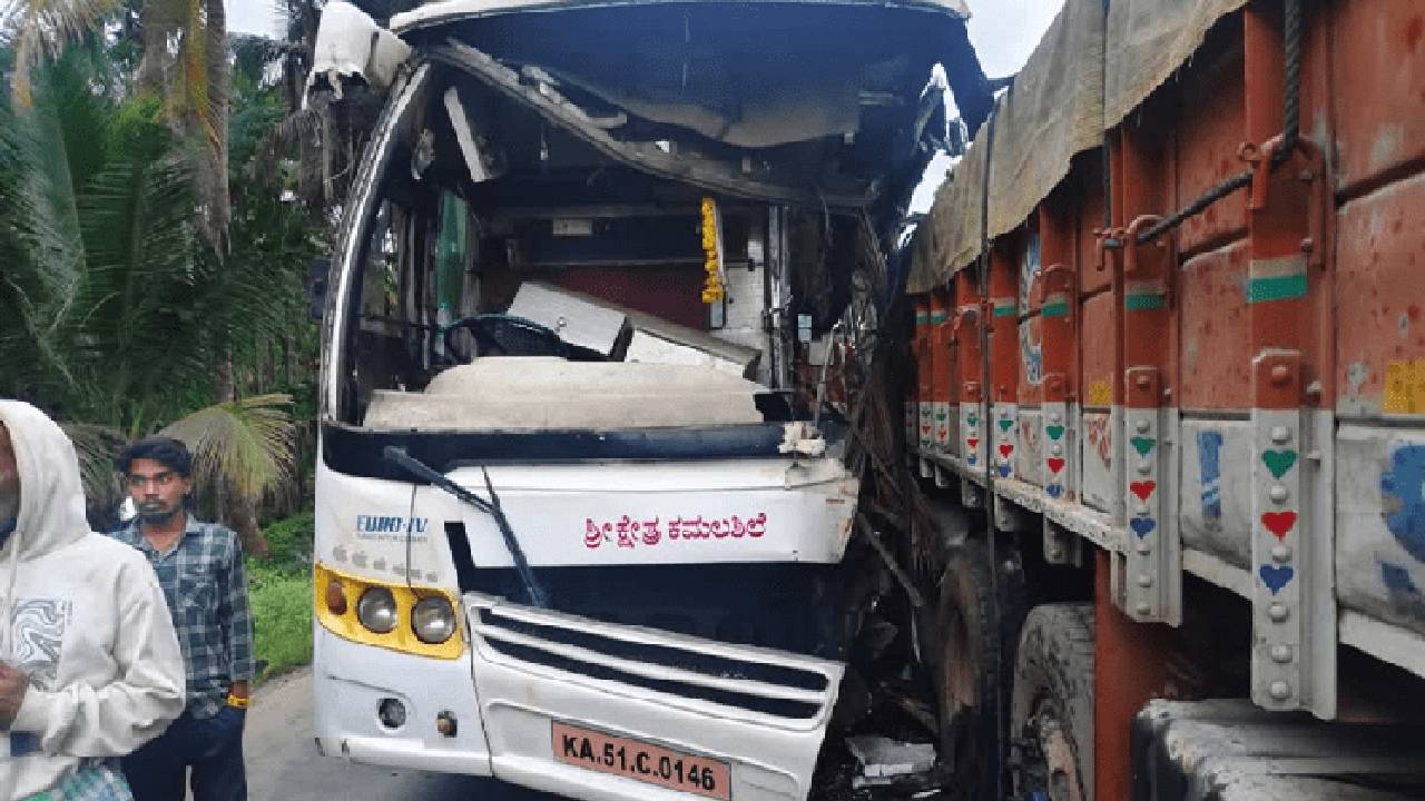 Road Accident: ಕೆಟ್ಟು ನಿಂತ ಲಾರಿಗೆ ಬಸ್‌ ಡಿಕ್ಕಿ, ಇಬ್ಬರು ಸಾವು, 15 ಮಂದಿಗೆ ಗಾಯ