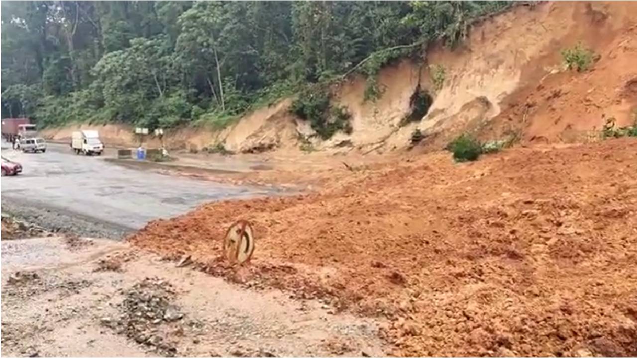Road Block: ಭಾರಿ ಮಳೆಗೆ ಗುಡ್ಡ ಕುಸಿತ, ಬೆಂಗಳೂರು- ಮಂಗಳೂರು ಸಂಚಾರ ಬಂದ್‌